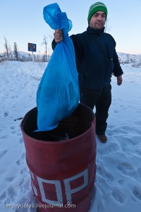 Сергей Доля регулярно избавляется от мусора на специально оборудованных в тундре парковках