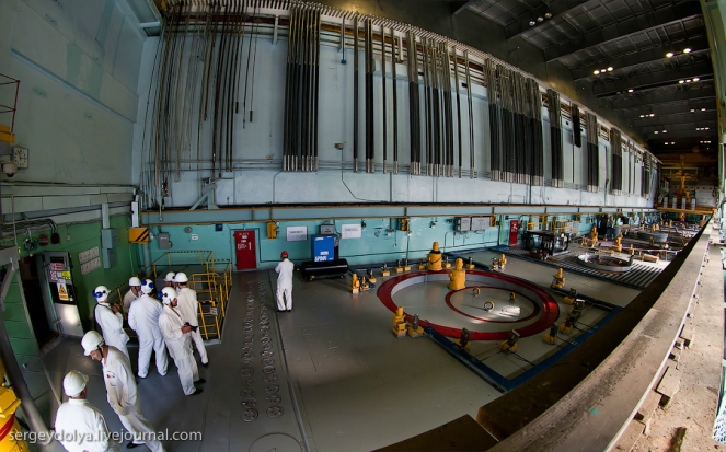 Билибинская АЭС На стене висят стержни, которые опускают в реактор. Их тут 4 - круглые отверстия в полу